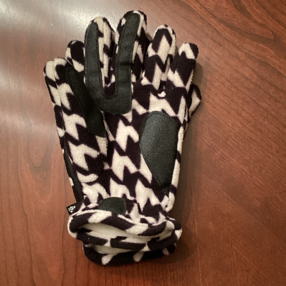Black and White Zigzag Thinsulate Gloves